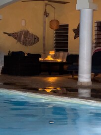 Heerlijk zwembad met aangrenzende overkapping