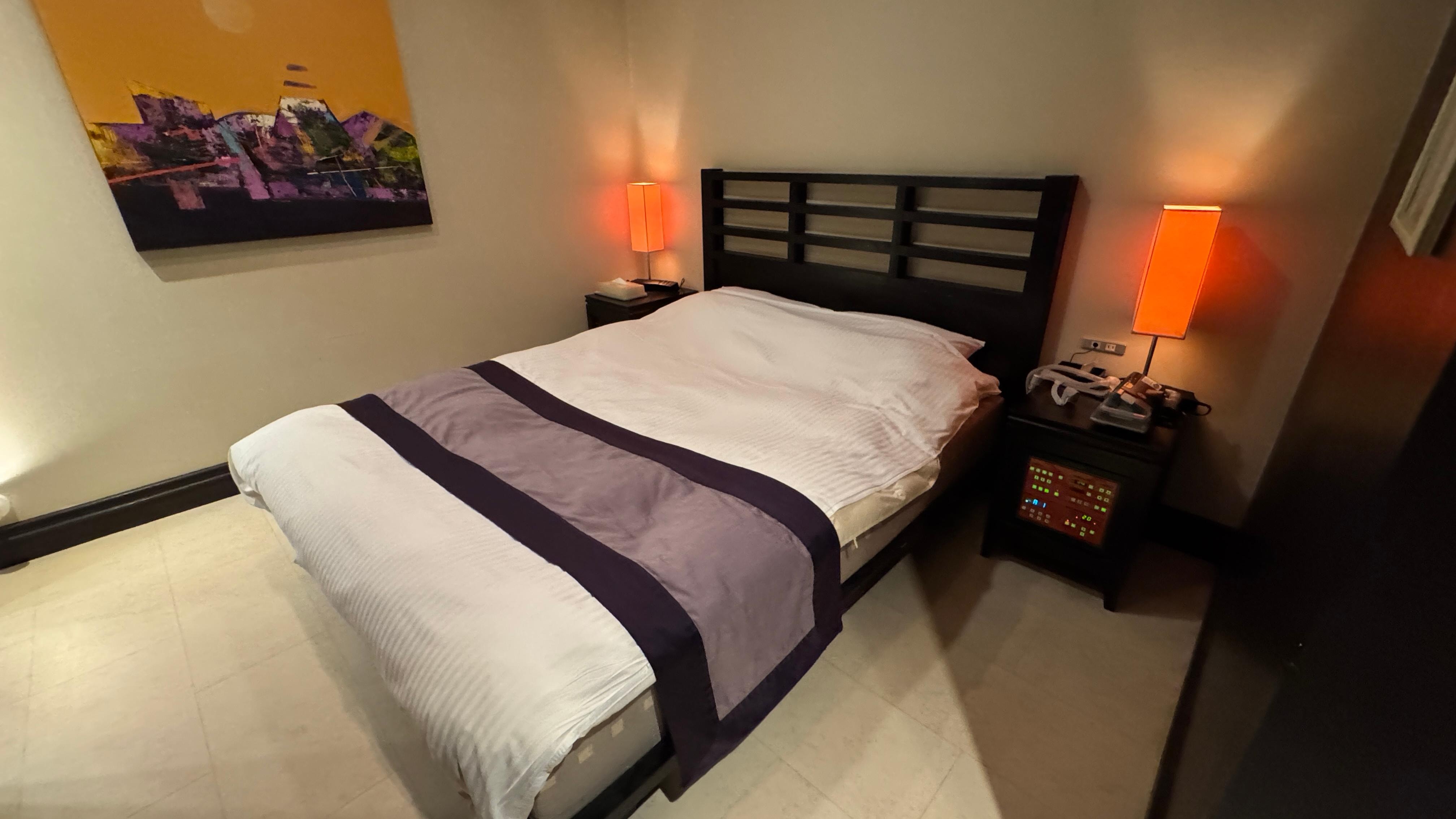 King size bed, so comfy. 