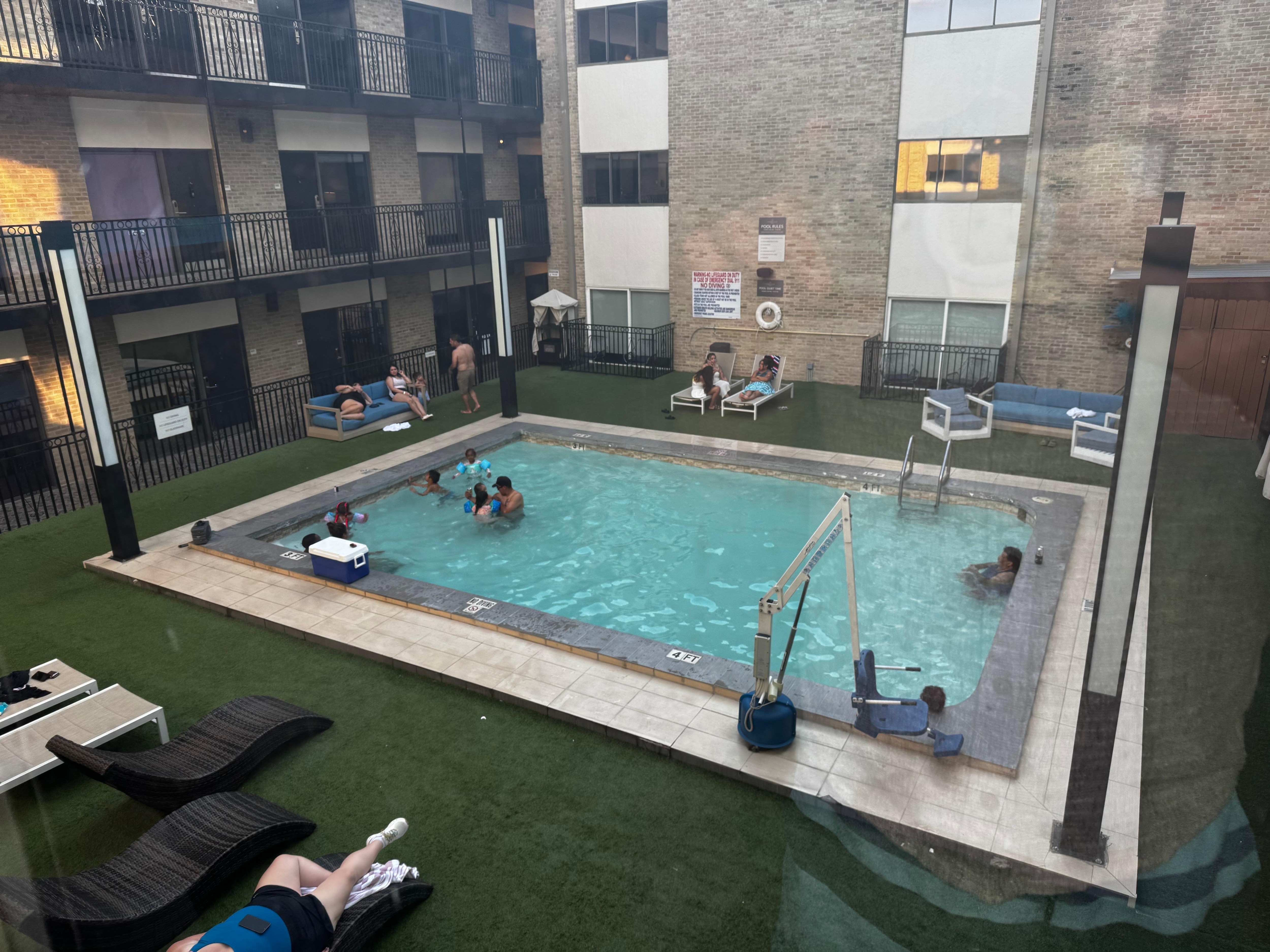 La alberca es un chapoteadero lleno de niños muy ruidoso. Si te gusta eso es el ligar perfecto para ti