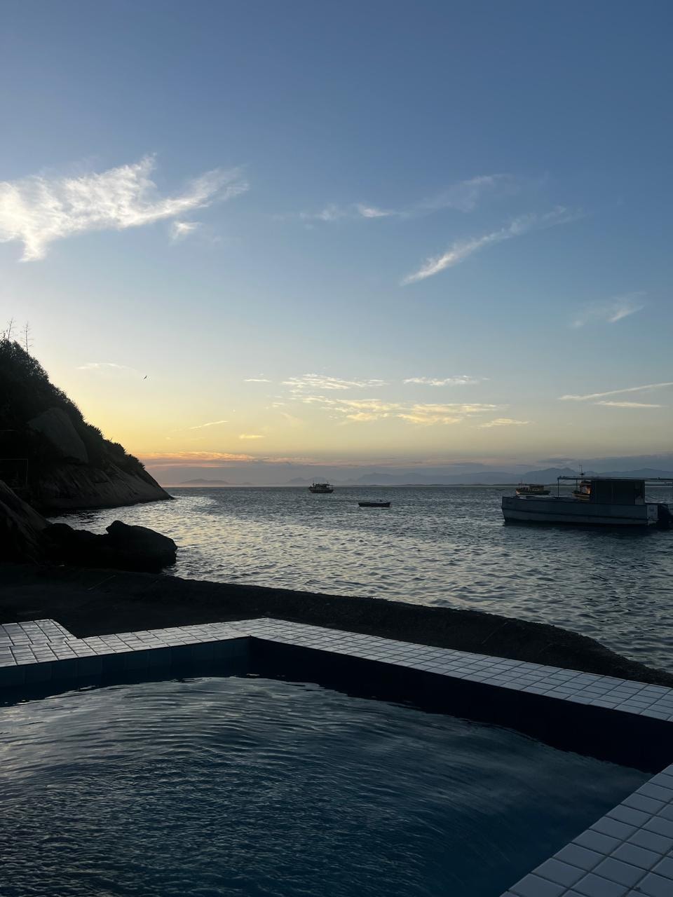 Ter piscina e acesso ao mar apenas descendo as escadas não tem preço.
