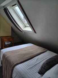 この部屋の入り口の辺りの床が濡れてました