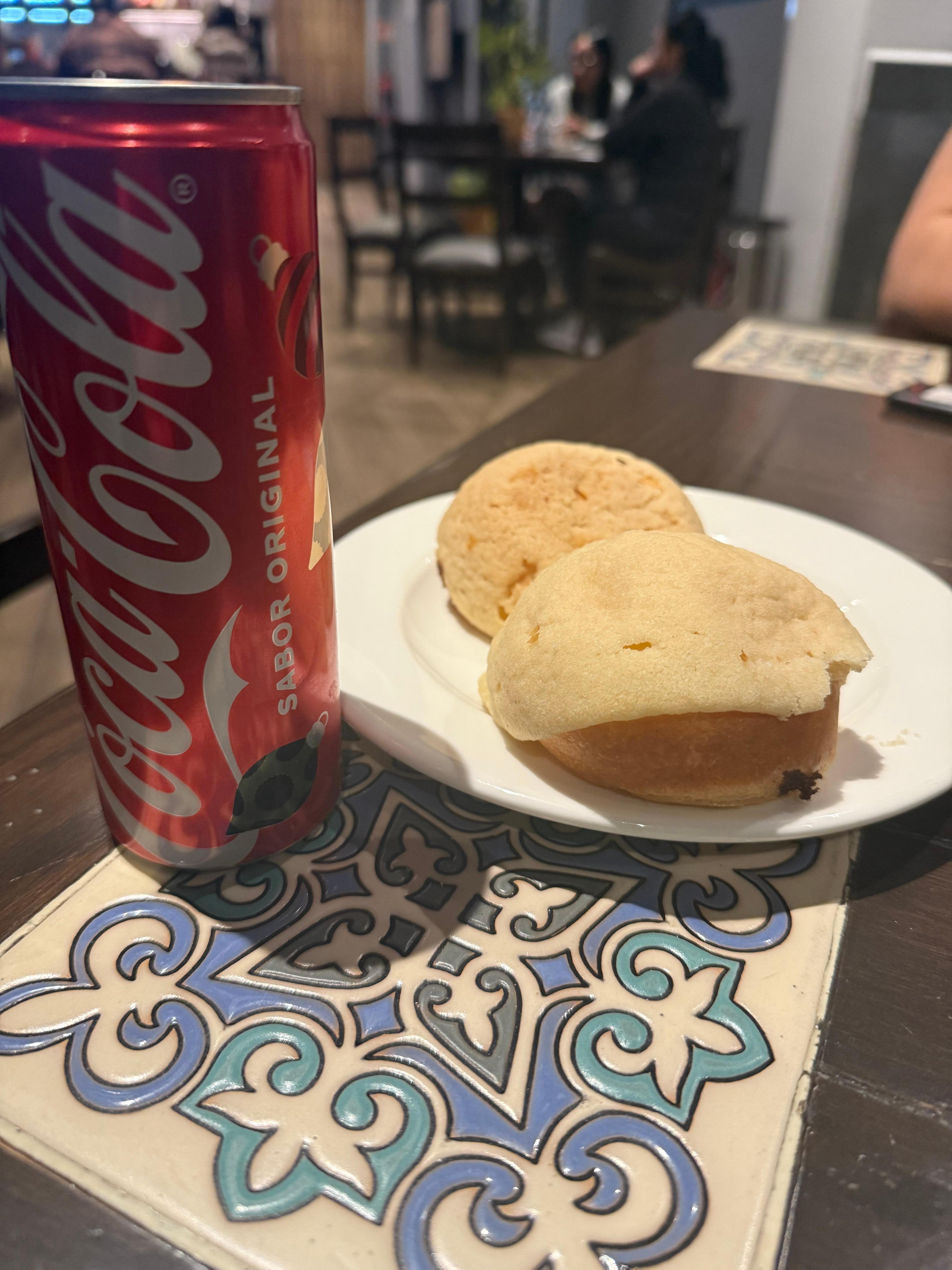 Pan dulce and a Coke after a long day of sightseeing = pure bliss.
Pan dulce y una Coca después de un largo día de turismo = pura felicidad.