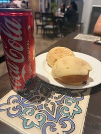 Pan dulce and a Coke after a long day of sightseeing = pure bliss.
Pan dulce y una Coca después de un largo día de turismo = pura felicidad.