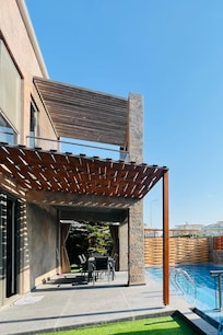 Lovely clean pool with good temperature