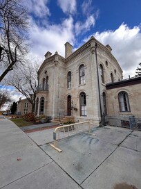 side view of the inn from the sidewalk.
