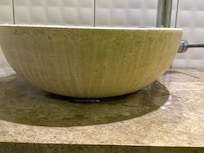 Lavabo altında izmaritler mevcut otelde düzenli temizlik yapılmamış