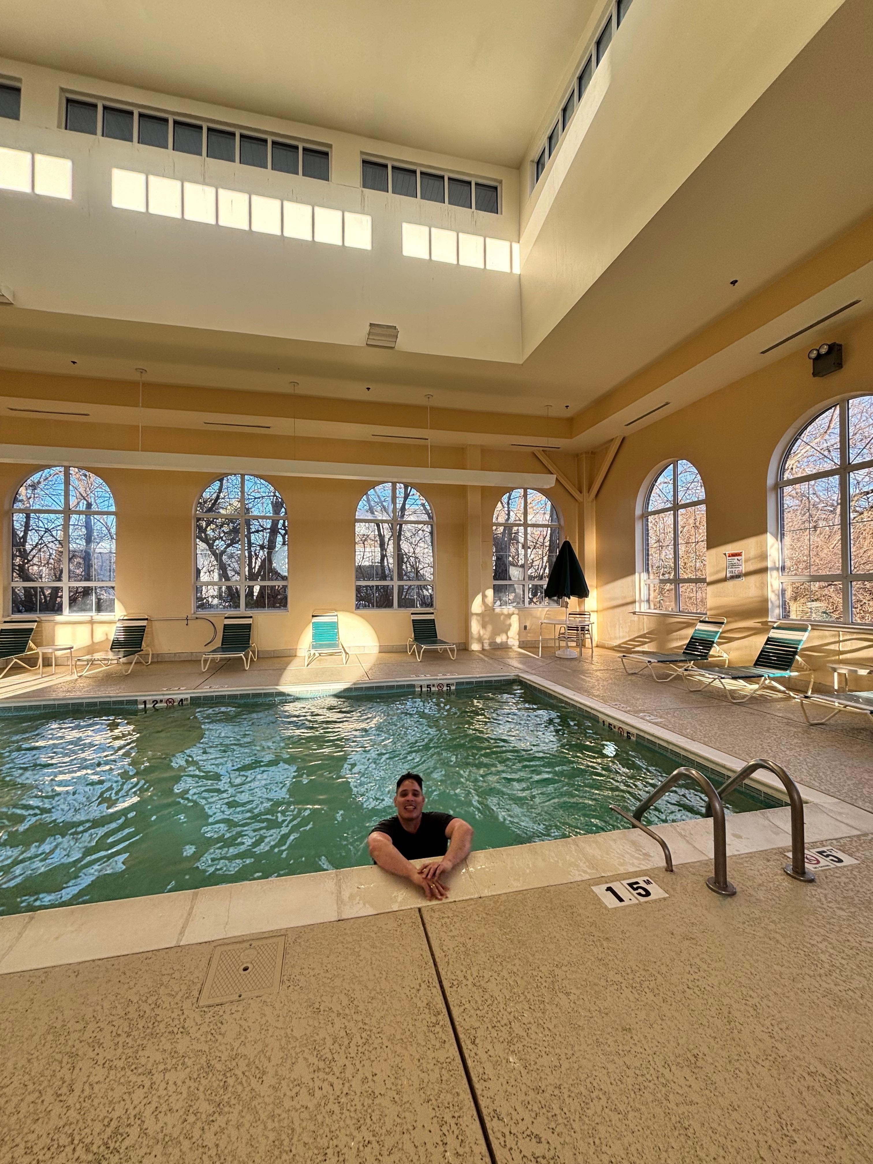 Piscina abierta de 10 am a 10 pm. Agua caliente y limpia. Súper!