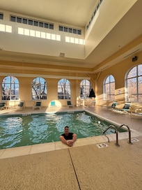 Piscina abierta de 10 am a 10 pm. Agua caliente y limpia. Súper!