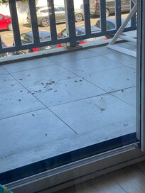 Frischer Vogeldreck auf dem Balkon
