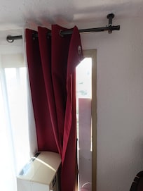 c'est la "clim" bricolée sur une fenêtre ouverte et la tringle à rideau qui tient par un fil de fer.le tapis est dégoûtant,la porte non hermétique.Je ne comprends pas comment hôtels.com peut présenter des établissements aussi minables