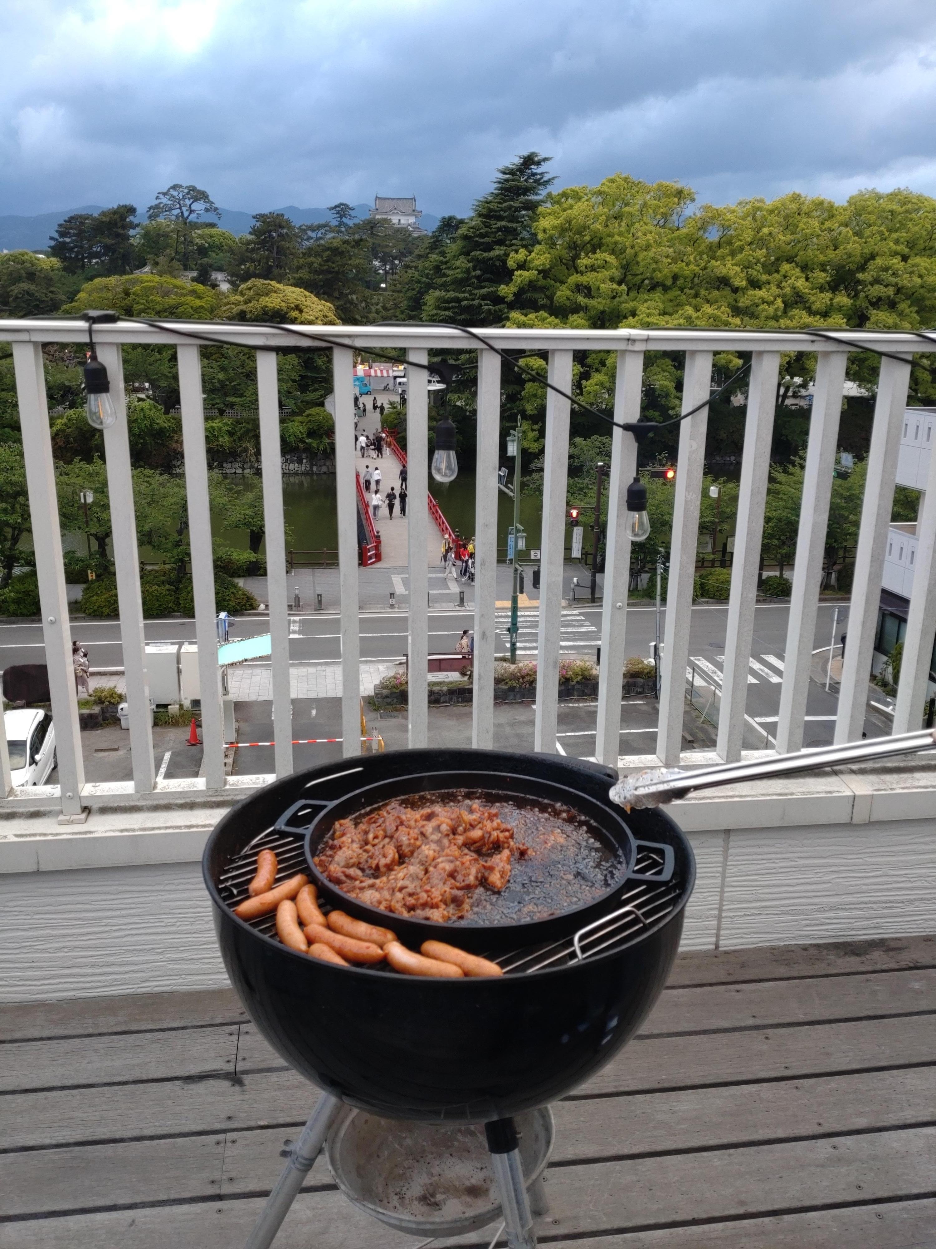 屋上で小田原城を見ながらBBQ