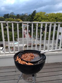屋上で小田原城を見ながらBBQ
