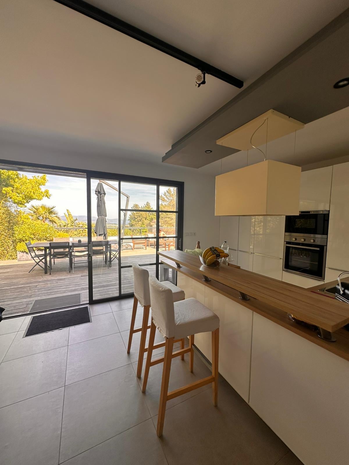 Grand espace de vie donnant sur terrasse orientation Est /Ouest