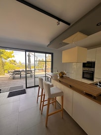 Grand espace de vie donnant sur terrasse orientation Est /Ouest