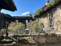 Tiene un hermoso jardín de rosas.