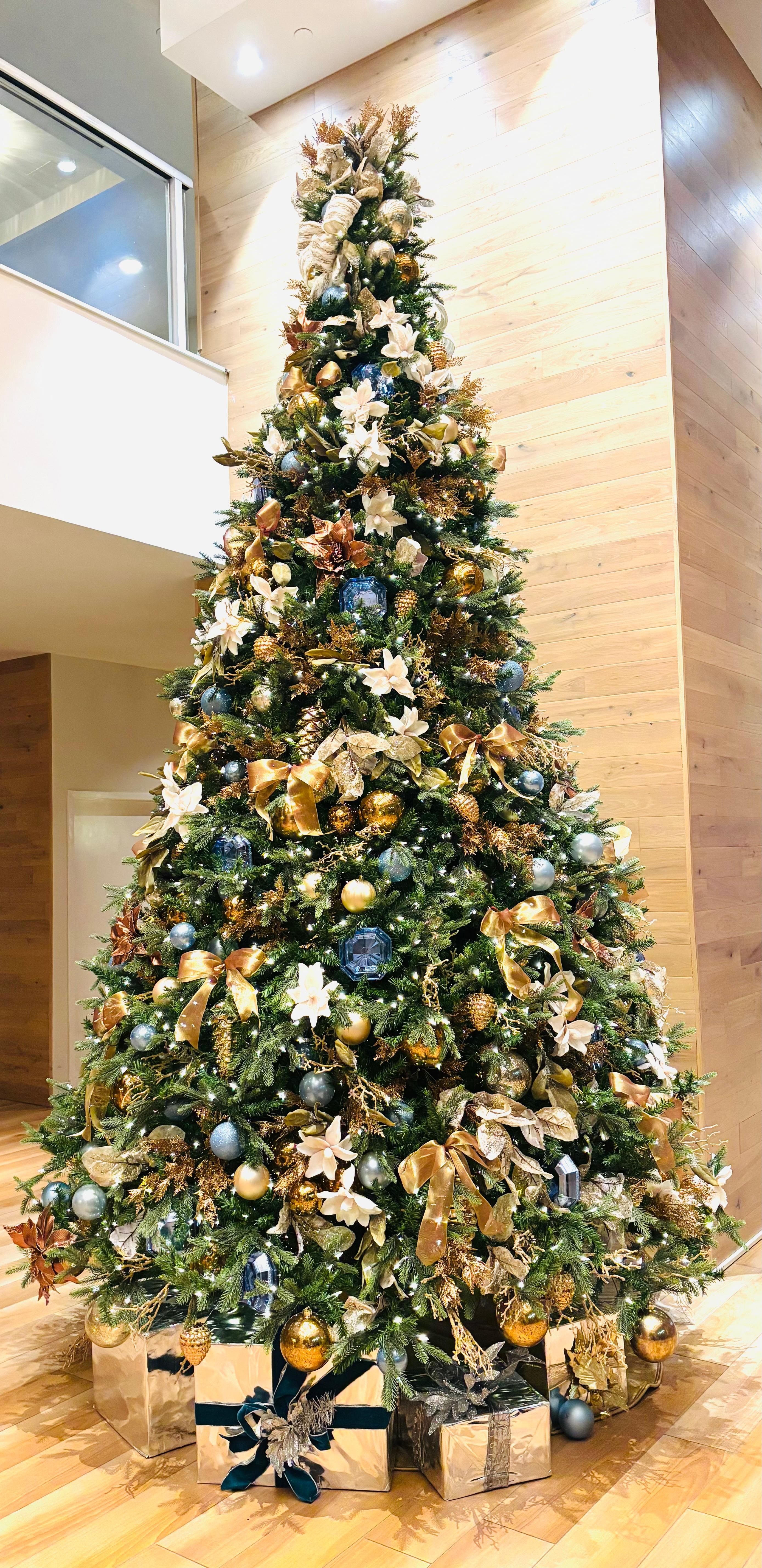 The lobby was nicely decorated for the holiday. The room was clean and comfortable. 