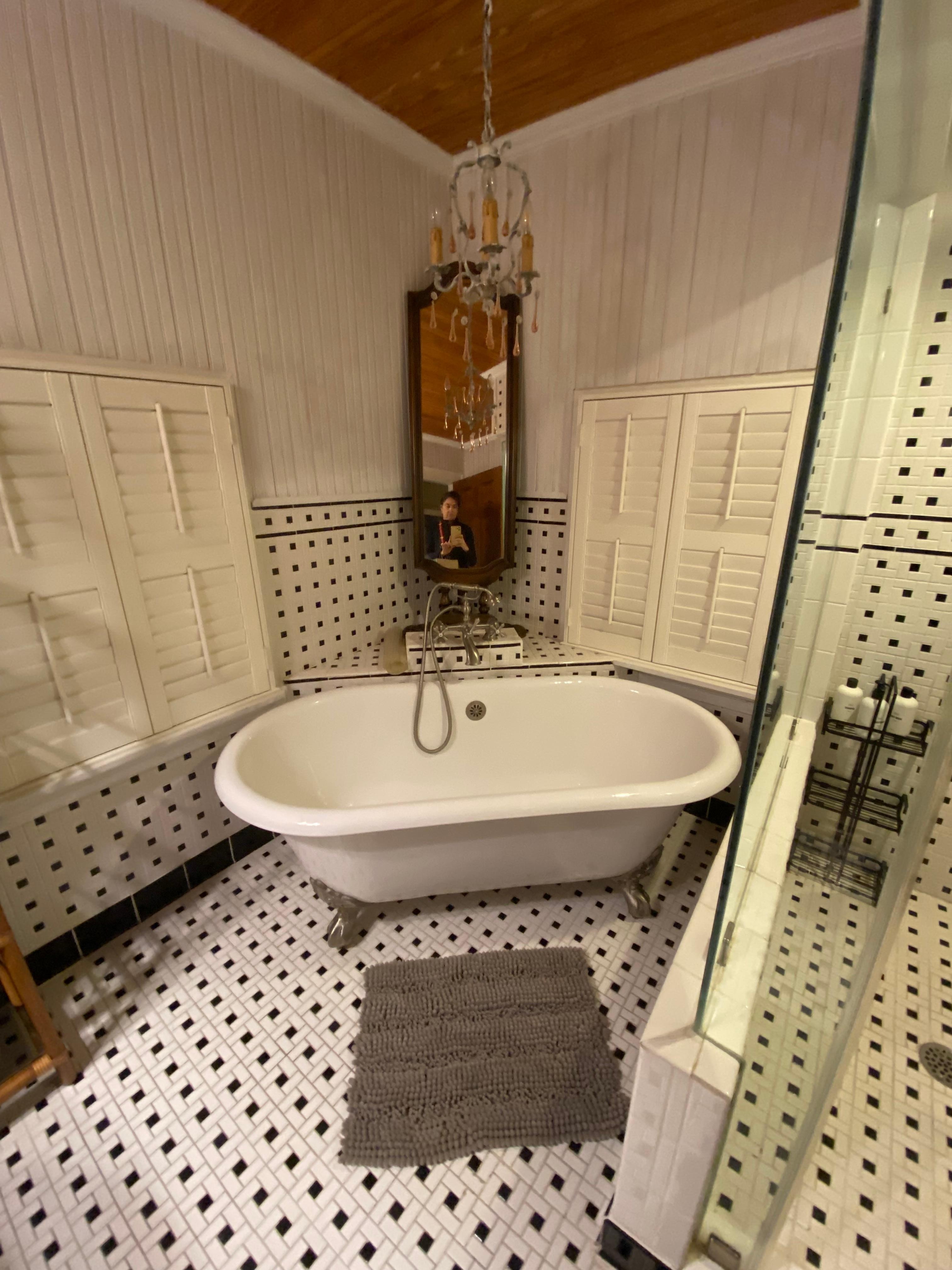 Gorgeous property, every need was anticipated for an incredible stay. Well designed master bathroom was enjoyed by all.  Host Gloria was top-notch. Her attention to detail, & communication made for a very relaxing stay. Can’t wait to stay here again!