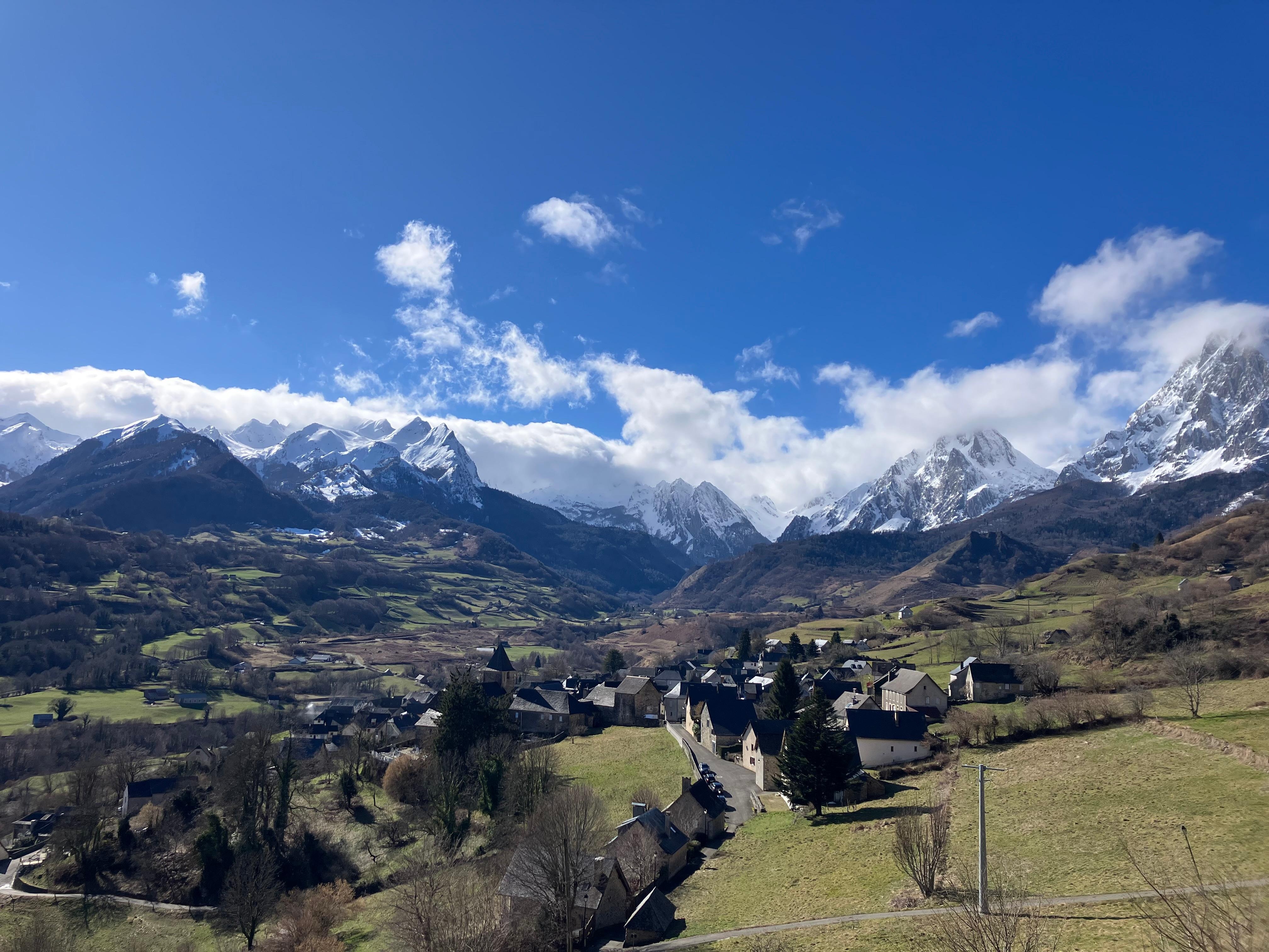 Vue depuis la maison sur lescun et les Pyrénées 