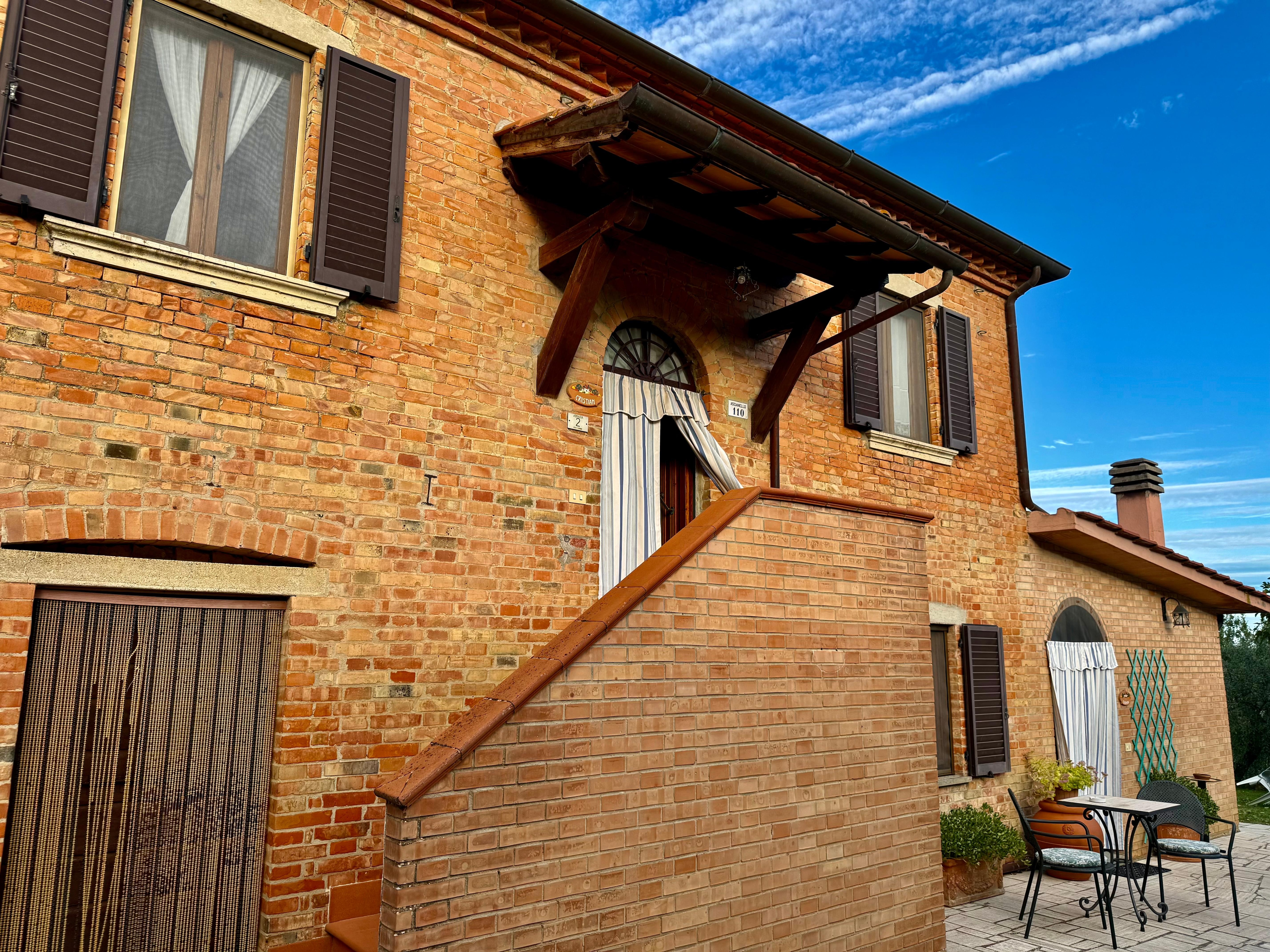 The entry to the upstairs unit with a full kitchen. Our friends stayed downstairs with a full kitchen