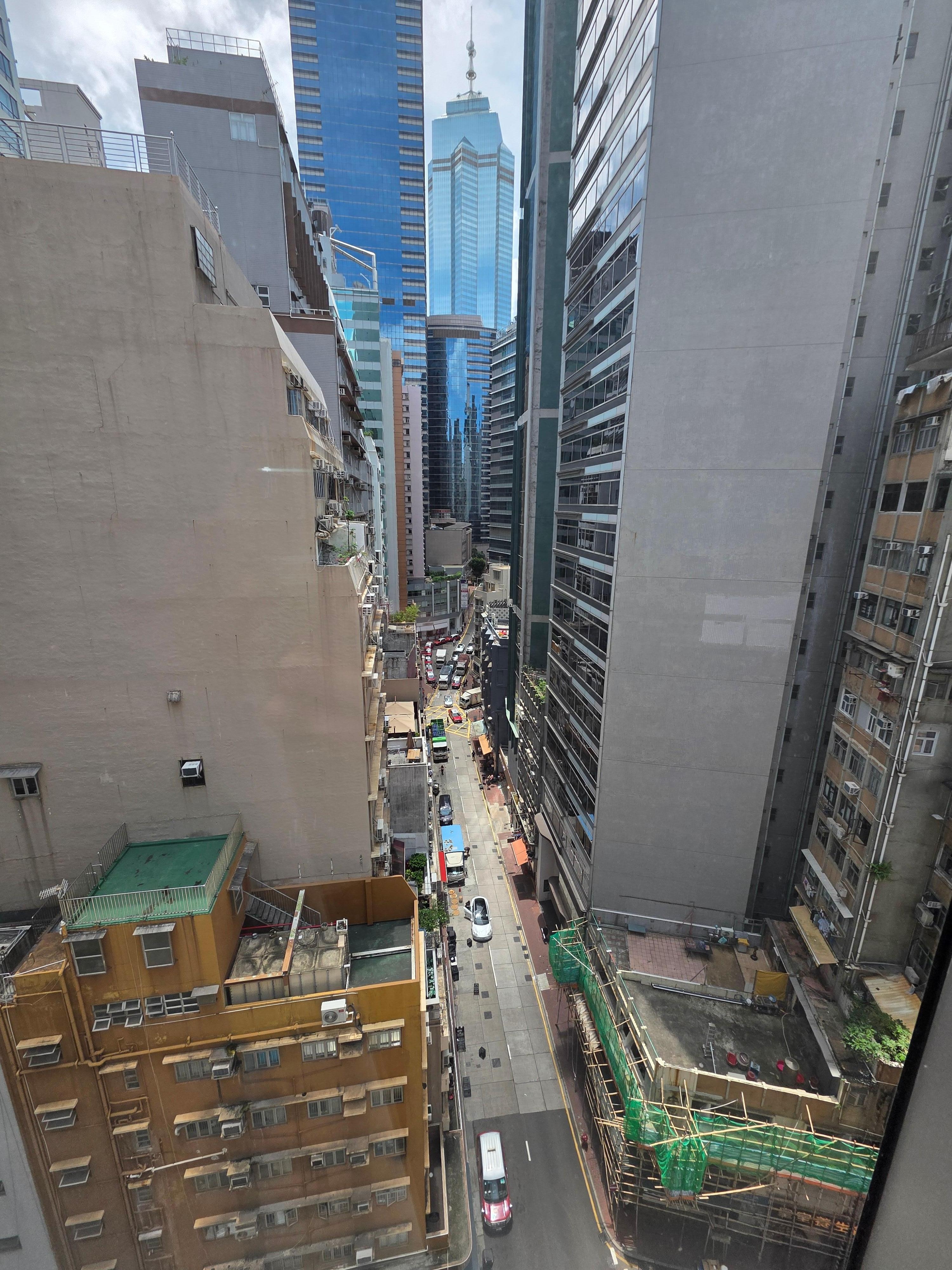 객실에서 창밖을 본 사진