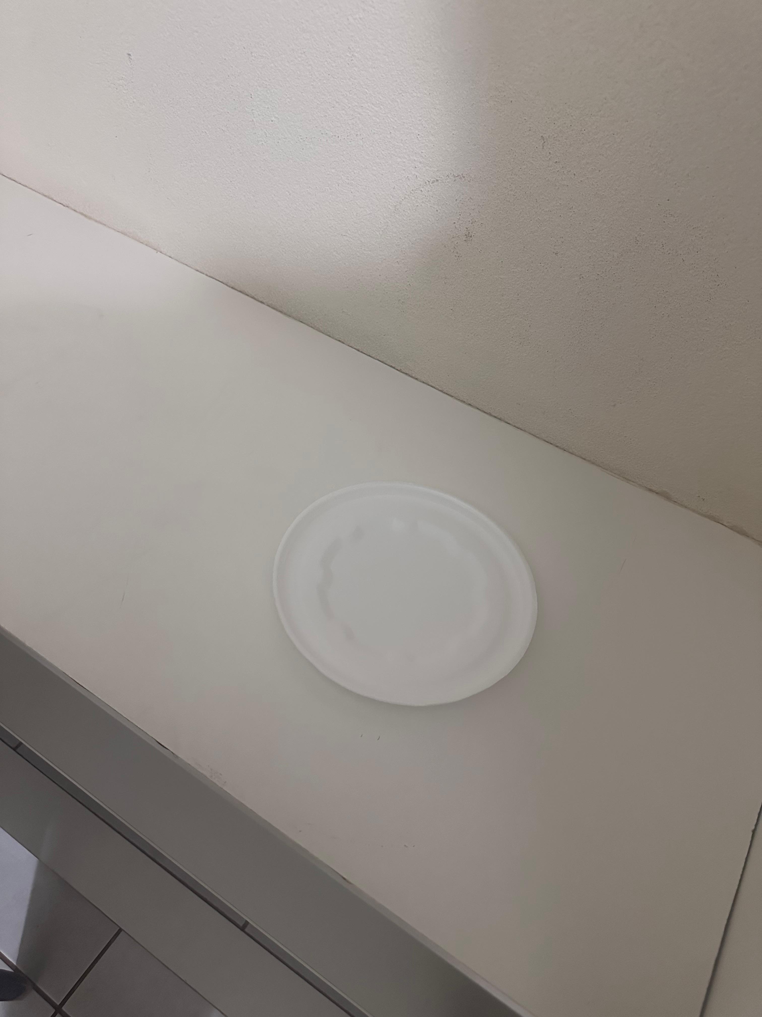 Tampa de marmita de outro hóspede junto à minha coberta