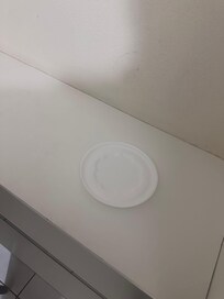 Tampa de marmita de outro hóspede junto à minha coberta