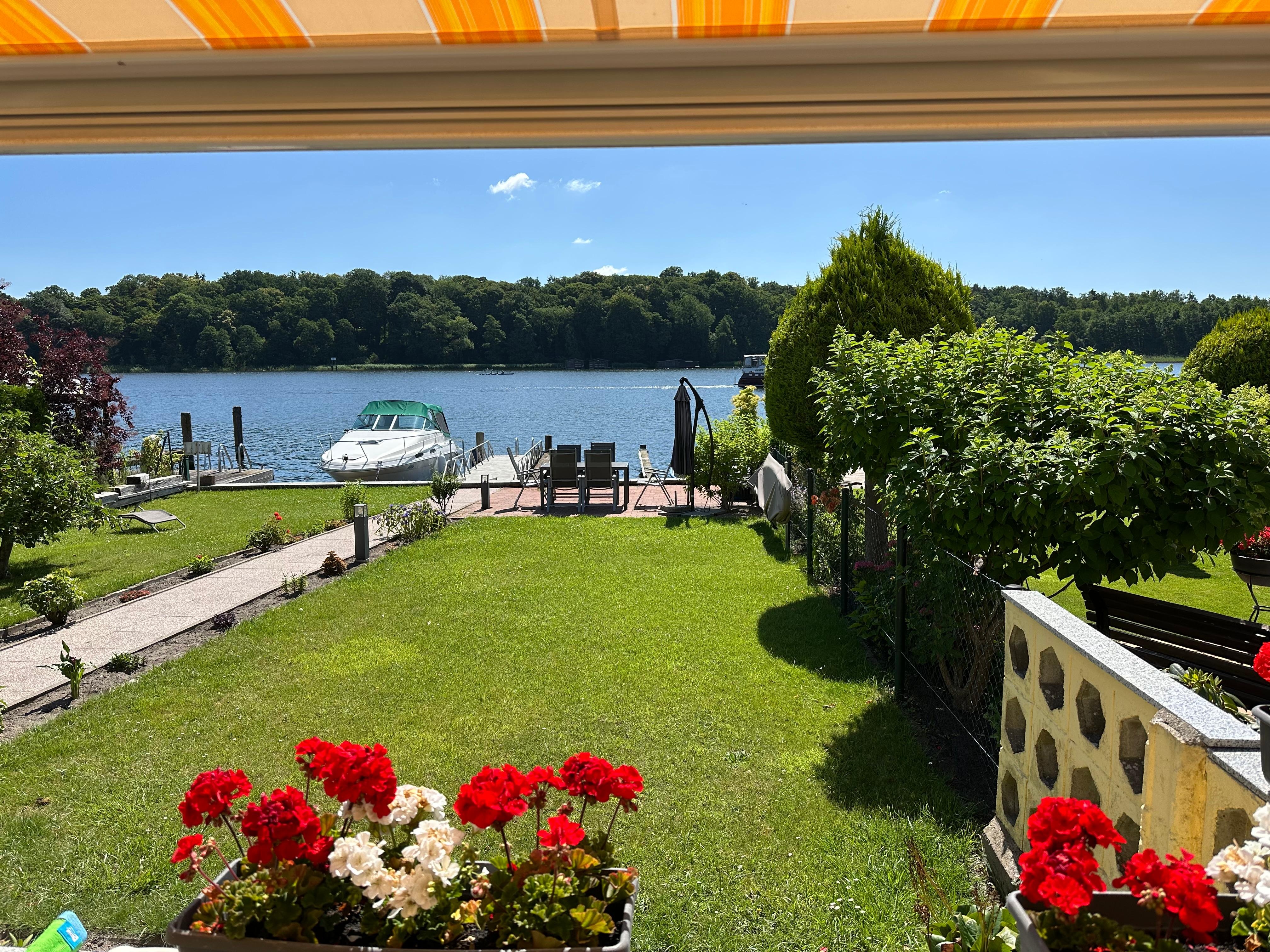 Blick von der Terrasse auf den See