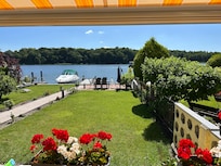 Blick von der Terrasse auf den See