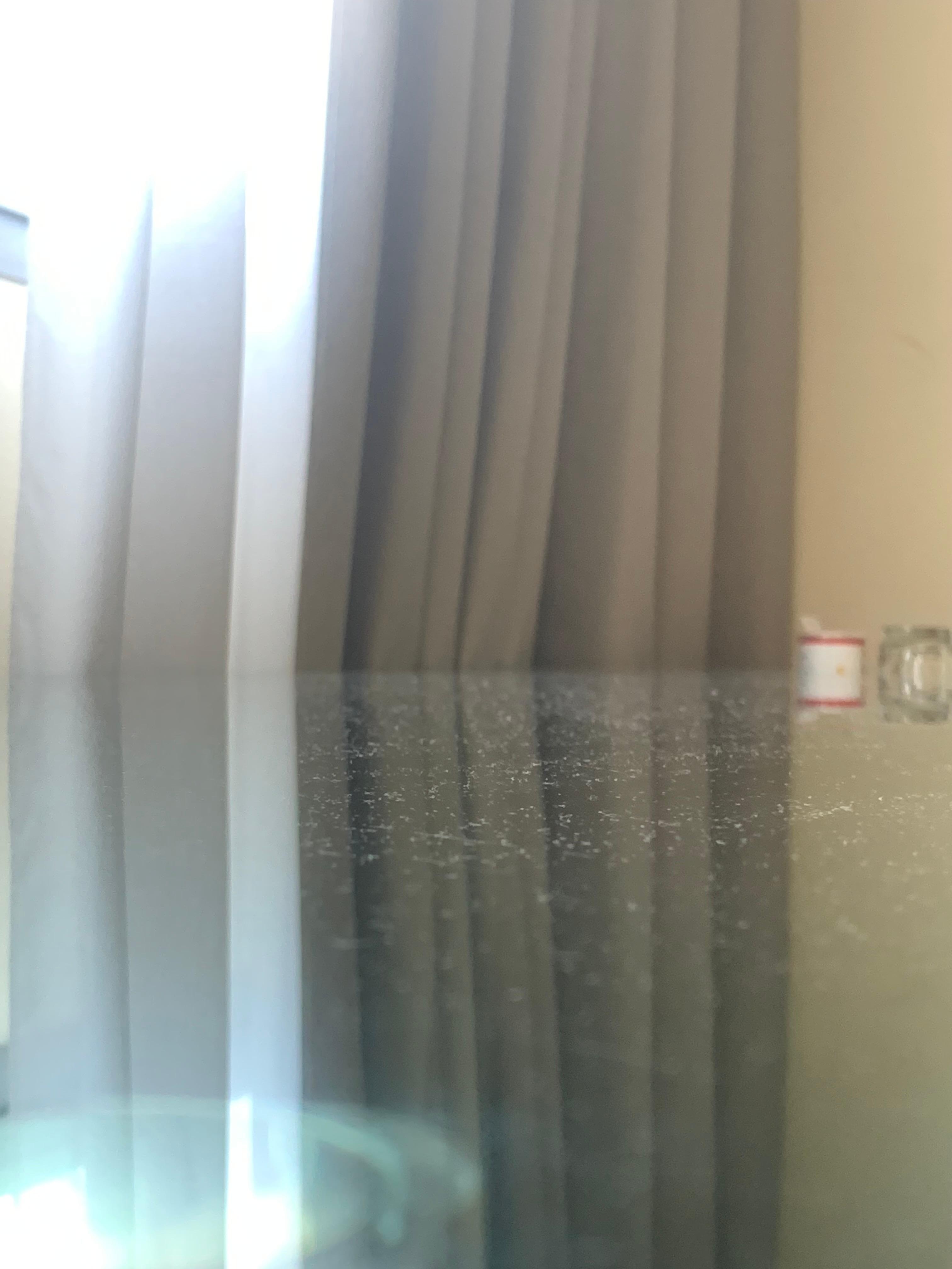 Polvere sul tavolo in vetro 