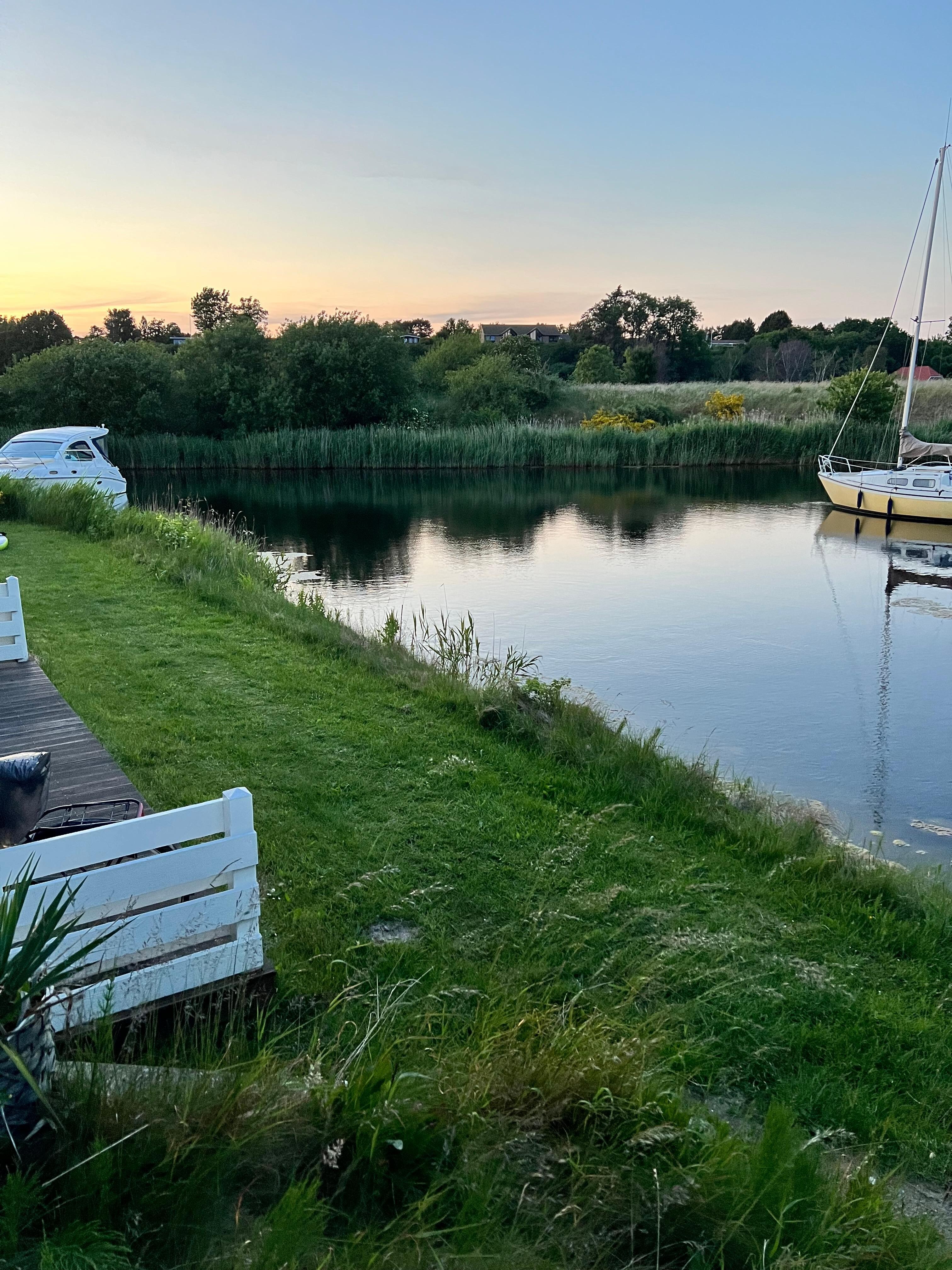 Udsigten fra terrassen mod vandet, en aften i juni måned kl. 22:30, smukt vejr !
