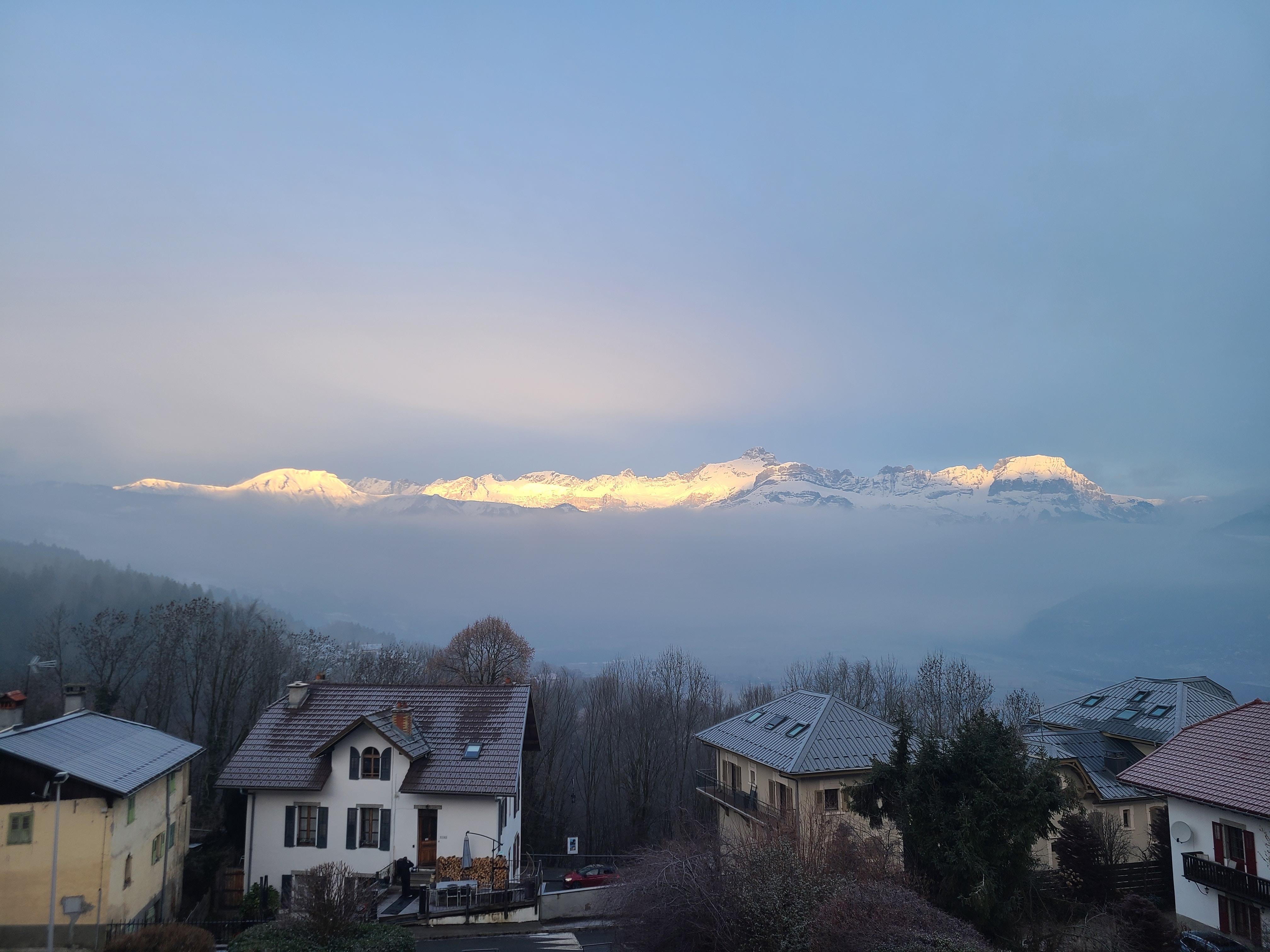 Lever de soleil sur Les Aravis, vue du balcon