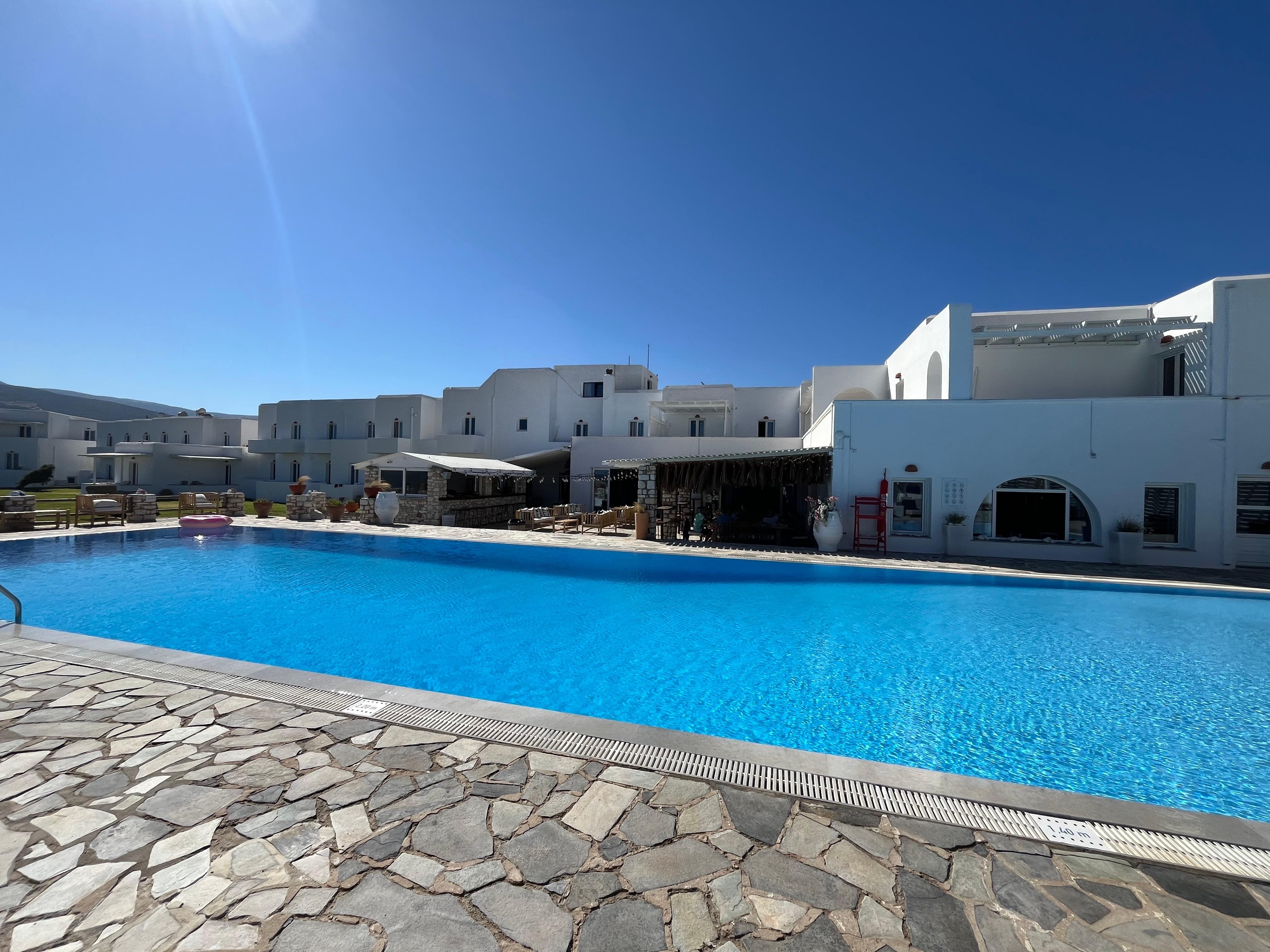 Piscine et le restaurant de l’hôtel
