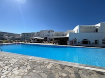 Piscine et le restaurant de l’hôtel