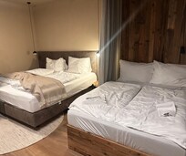 Betten im Apartment durch einen Vorhang zu trennen. Betten bequem.