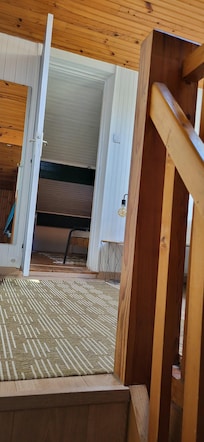 1ere chambre contre la montée d'escalier en fond la chambre mansardée