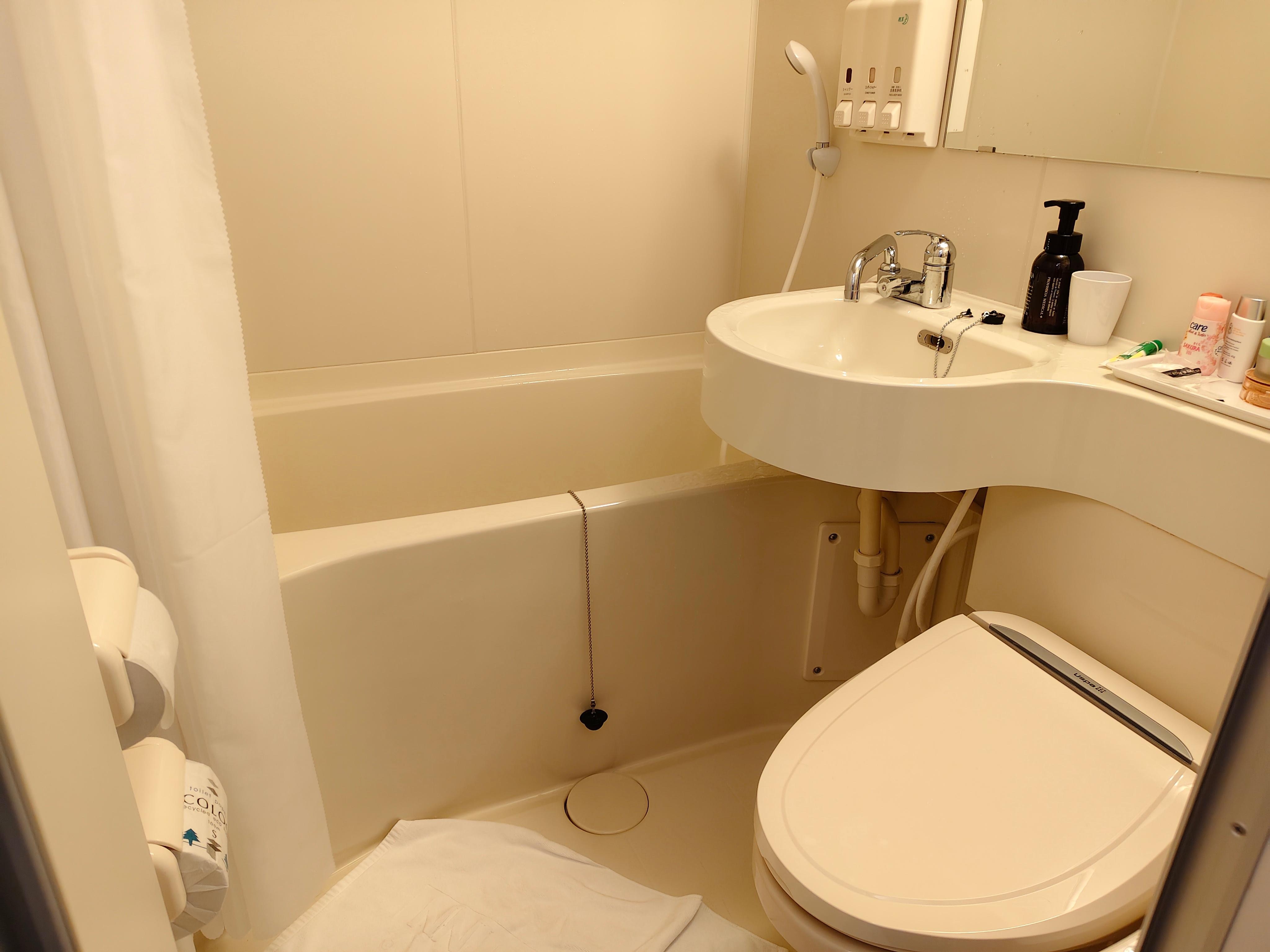 มีแปรงกับยาสีฟัน กับพวกครีมอาบน้ำแชมพู