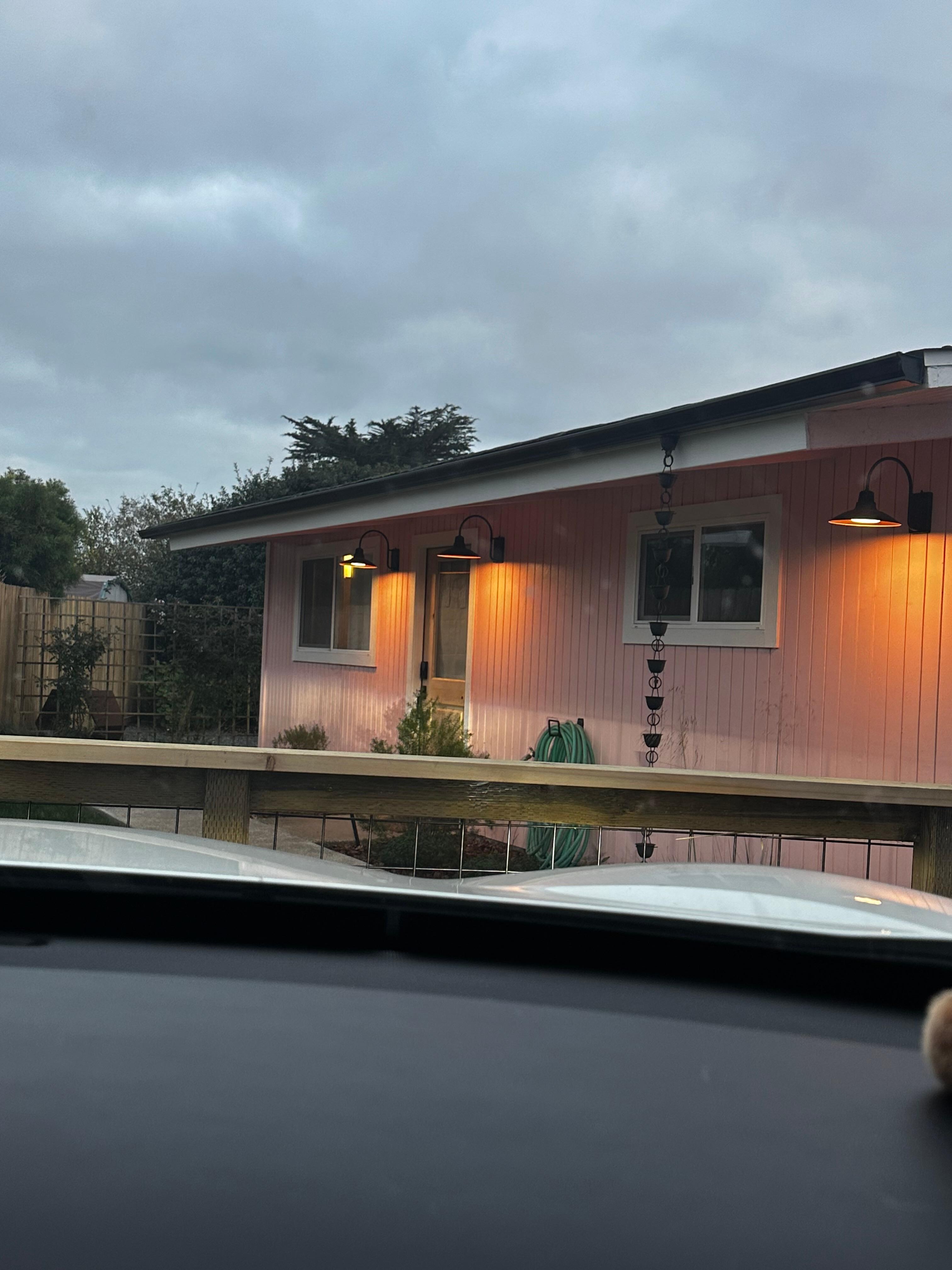 Super cute, has a Pac-Man game and many others, jacuzzi, bon fire pit. Well stocked 