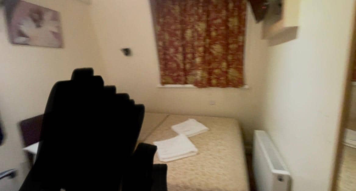 Cama bem coladinho na parede tinha um espaço pequeno do lado e já tinha o banheiro e a porta de saída, o quarto era pequeno como falei.