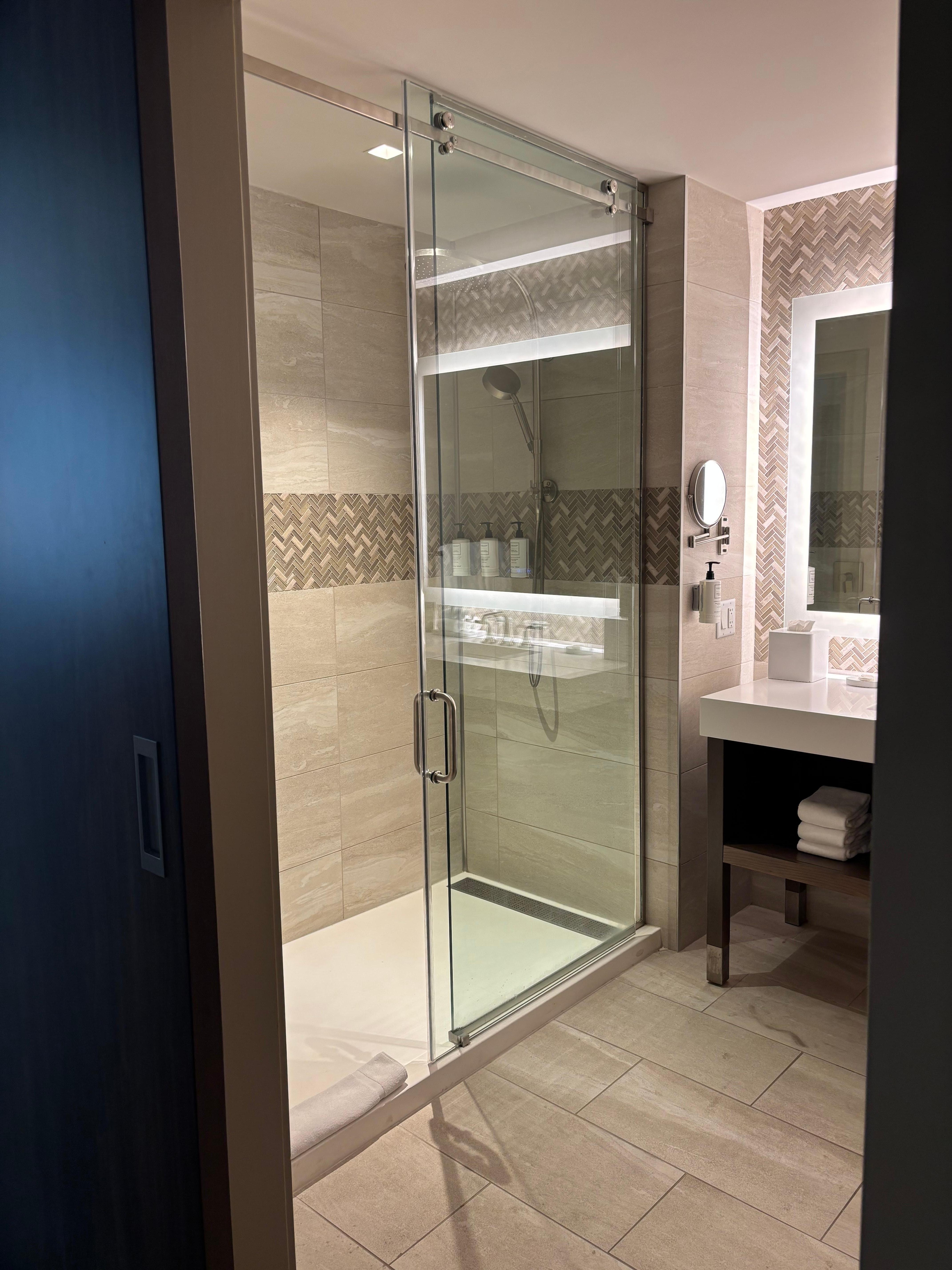 geräumiges Bad; schlampiges housekeeping.