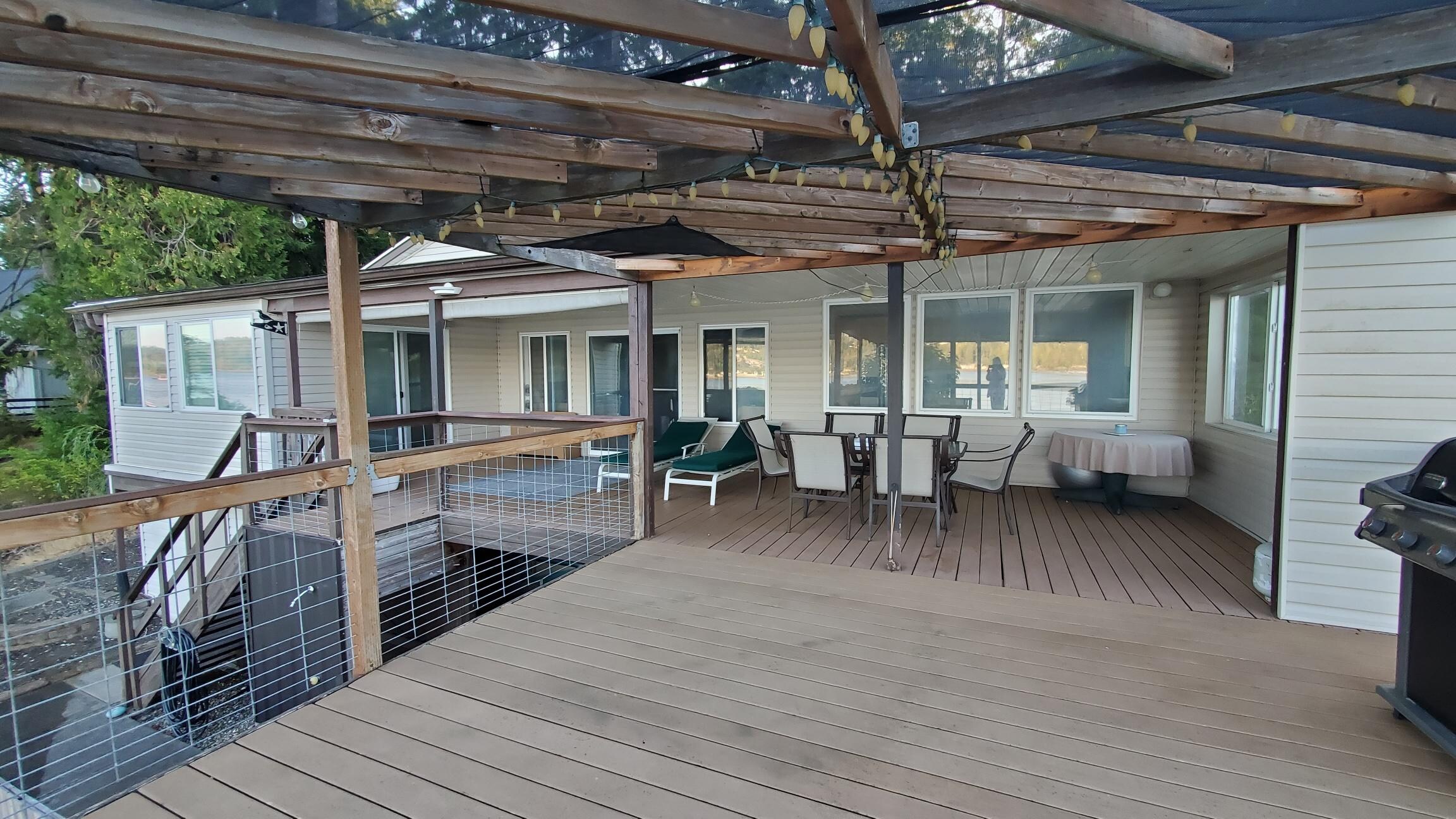 Huge beautiful porch that faces the Case Inlet, sunsets & tides. Peaceful!