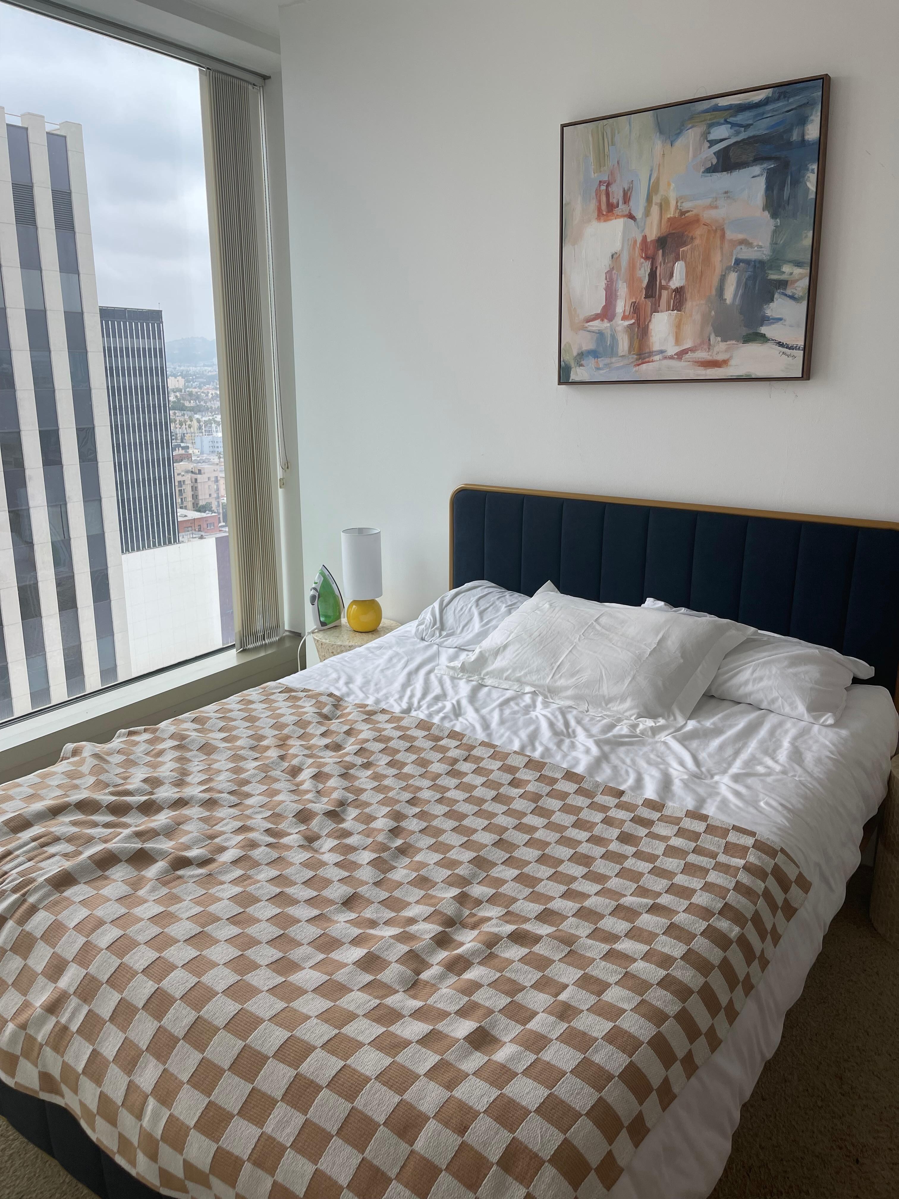 Decor flat pillows lighting not the same. Decor minimal. 