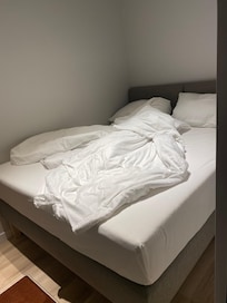 Skön säng i för smalt rum