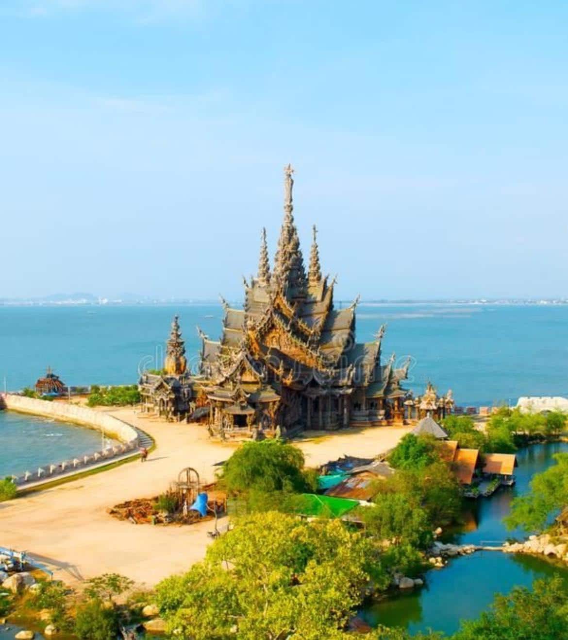 En av de största sevärdes "ett måste". Ett tempel helt i trä med tusentals statyer som kontinuerligt byts ut.