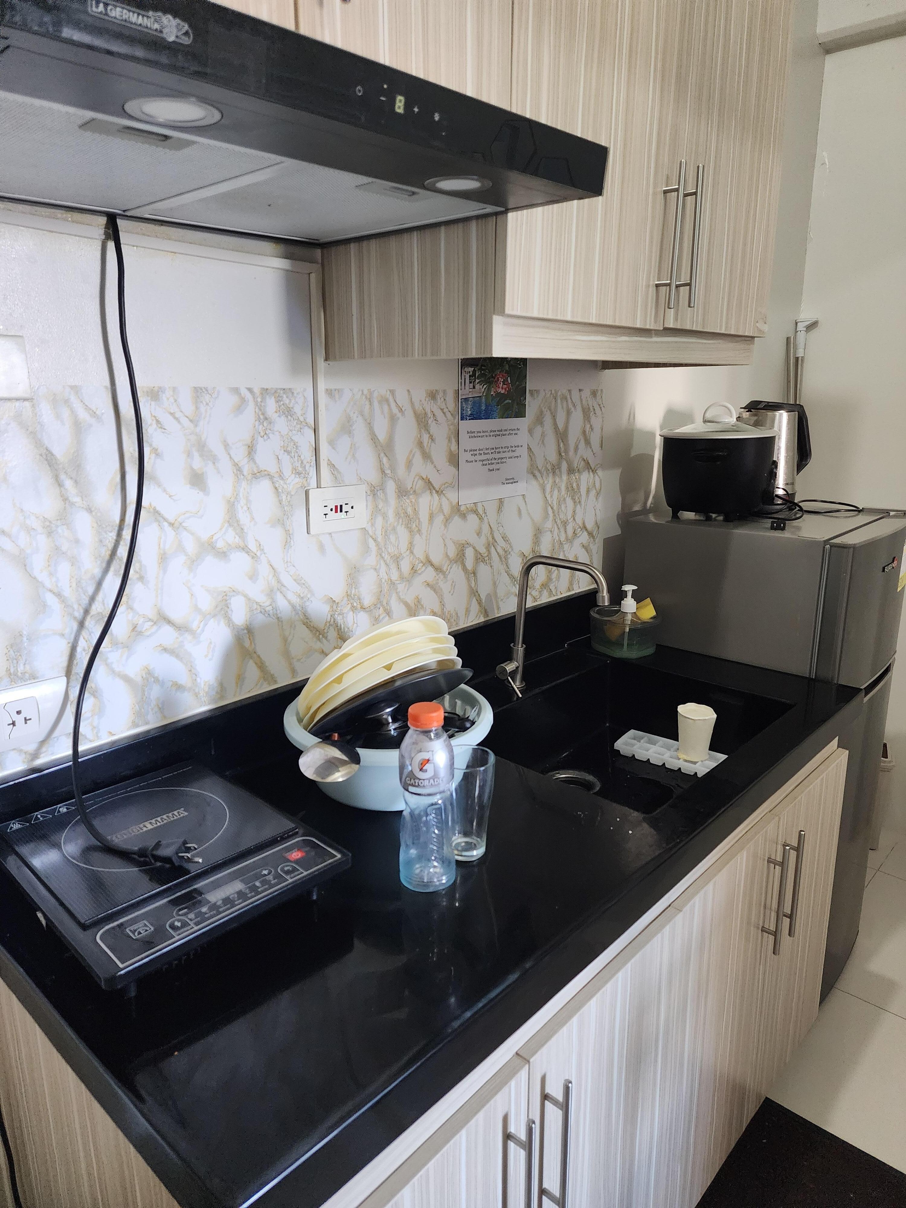 Trashy, dirty kitchen and cabinets without anything usable. Refrigerator had spoiled milk.