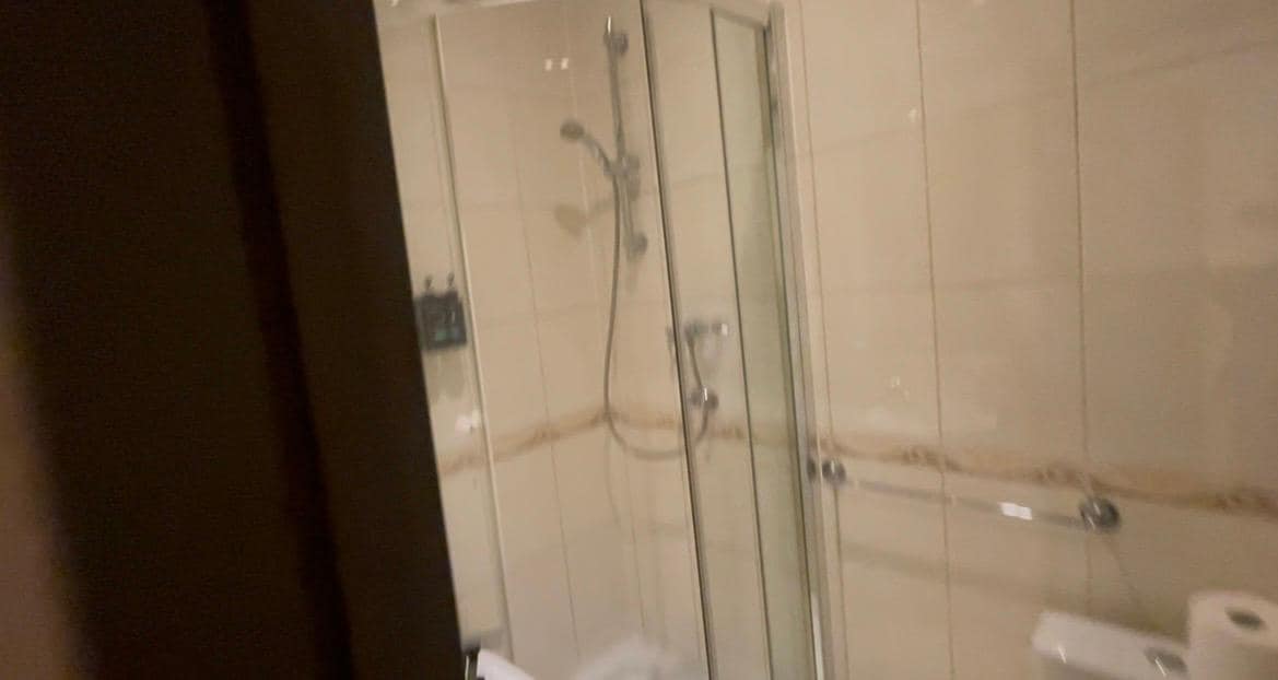 Banheiro tinha até um tamanho ok, mas a parte do Box era BEM pequena.