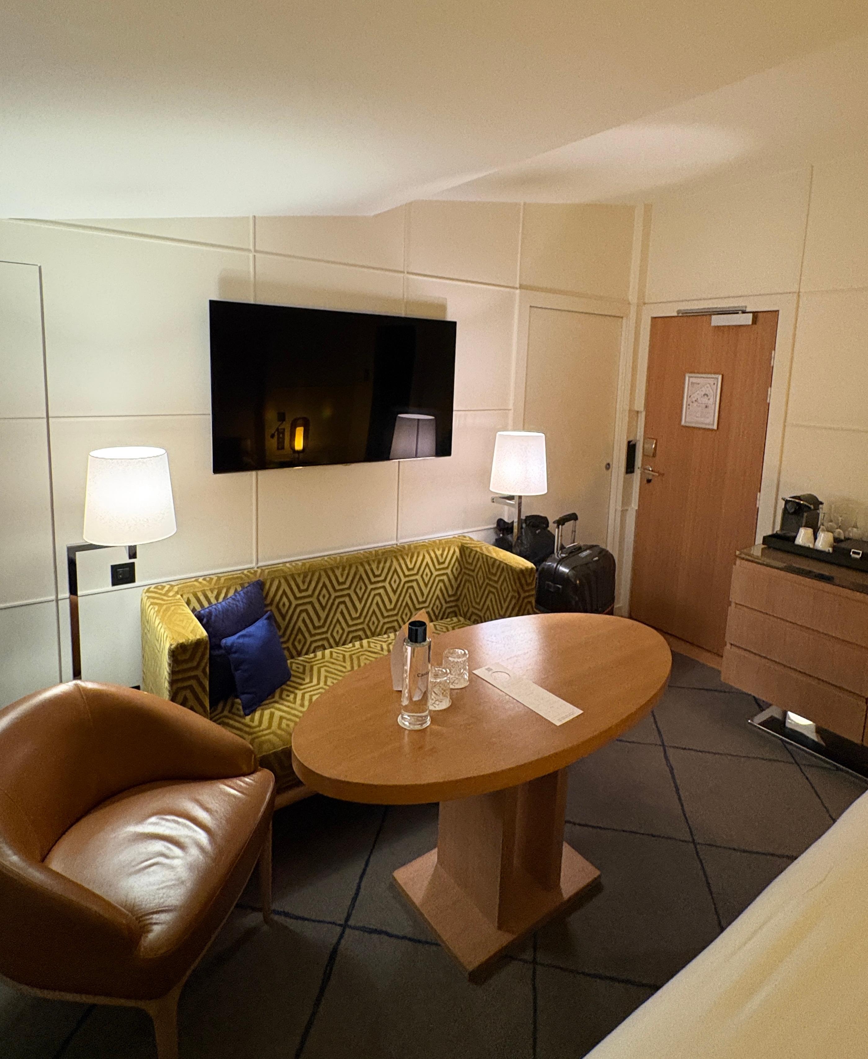 湯沸かし器、カップ、タップウォーター
コーヒーマシン
ミニバー(冷蔵庫)
があり毎日補填してくれます
