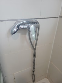 Regadera no se logra mantener en su base y hay que sostenerla manualmente