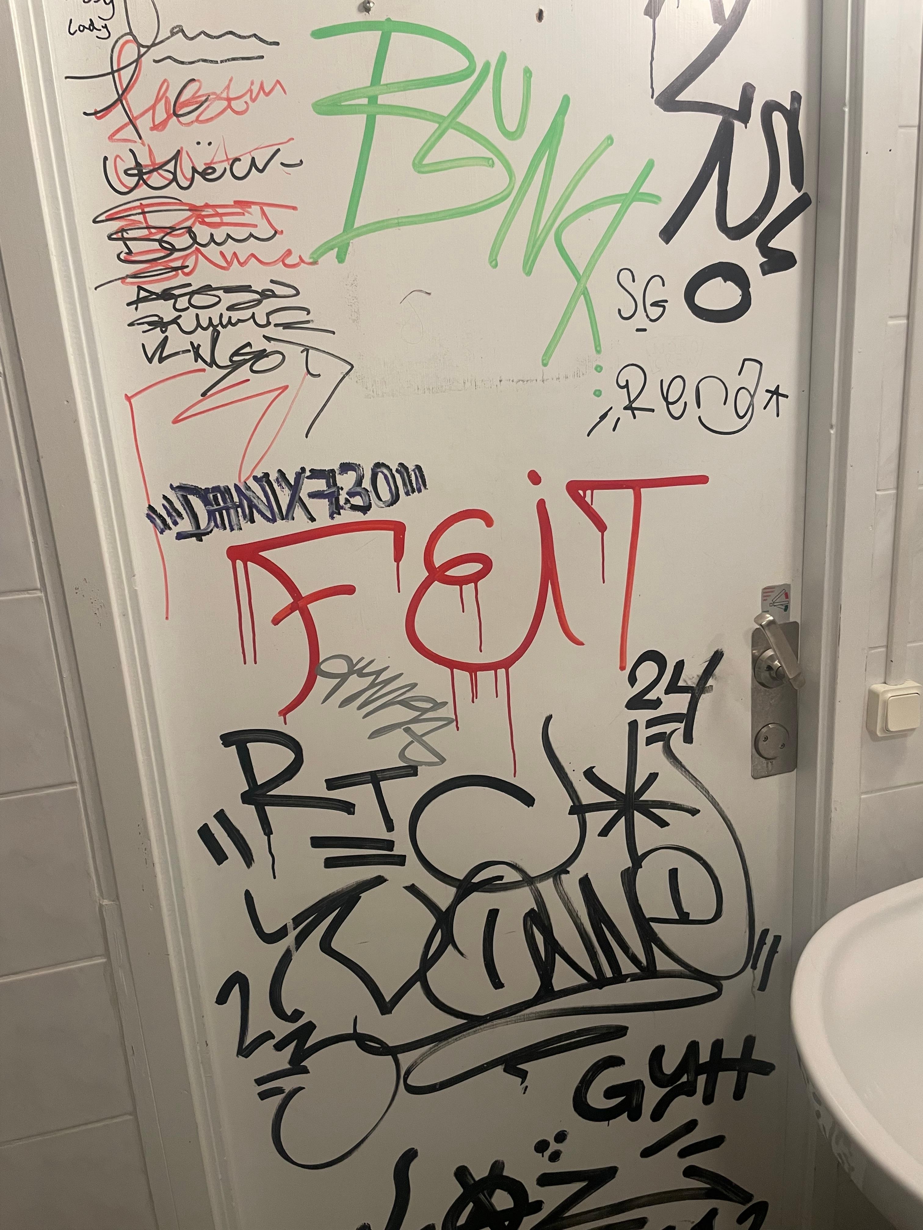 Dörr till gemensam toalett 