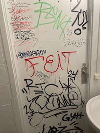 Dörr till gemensam toalett