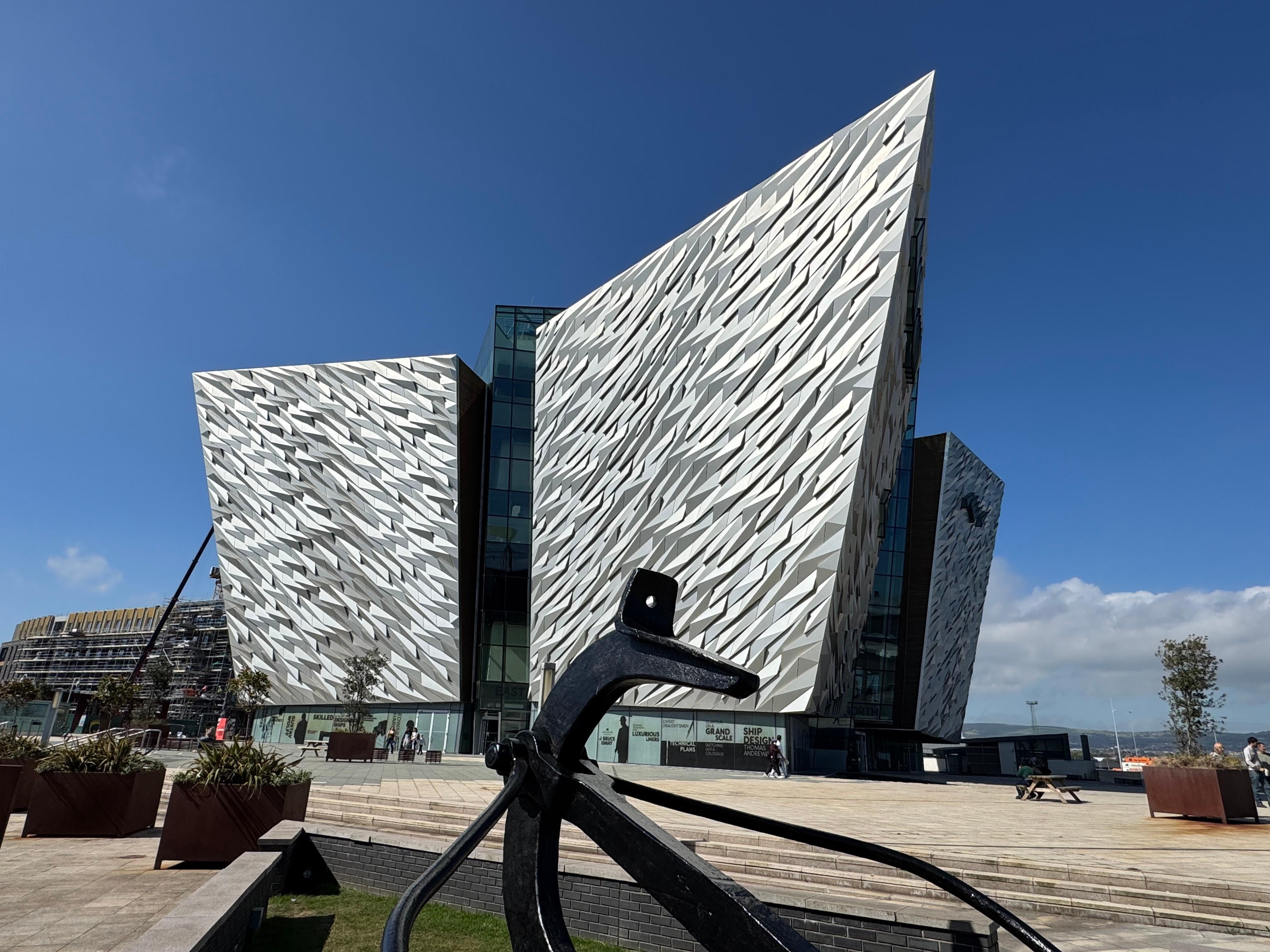 Titanic Belfast direkt neben dem Hotel